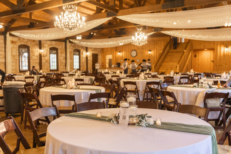 Minimal centerpiece for wedding tables featuring white and sage details.